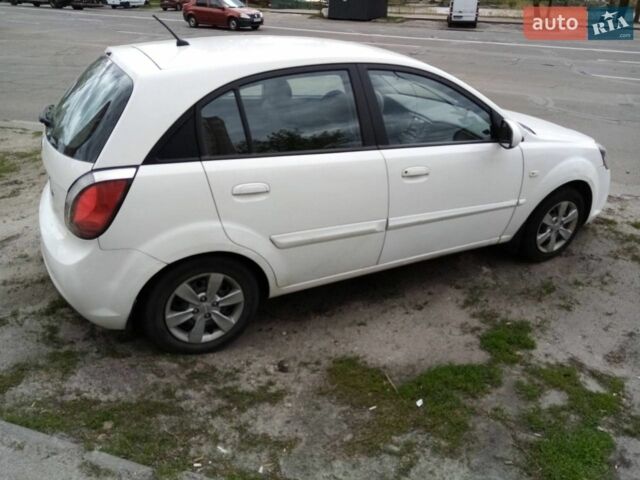 Белый Киа Рио, объемом двигателя 1.4 л и пробегом 100 тыс. км за 4100 $, фото 2 на Automoto.ua