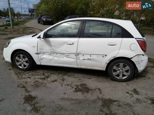 Белый Киа Рио, объемом двигателя 1.4 л и пробегом 100 тыс. км за 4100 $, фото 3 на Automoto.ua
