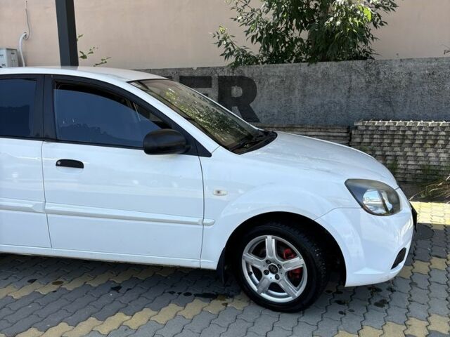 Белый Киа Рио, объемом двигателя 1.4 л и пробегом 240 тыс. км за 3999 $, фото 3 на Automoto.ua