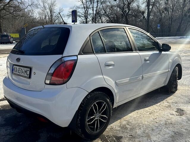 Білий Кіа Ріо, об'ємом двигуна 1.4 л та пробігом 150 тис. км за 4700 $, фото 1 на Automoto.ua