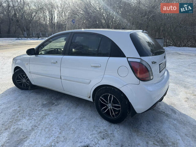 Білий Кіа Ріо, об'ємом двигуна 1.4 л та пробігом 150 тис. км за 4900 $, фото 15 на Automoto.ua