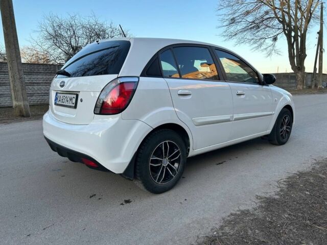 Белый Киа Рио, объемом двигателя 1.4 л и пробегом 152 тыс. км за 4500 $, фото 3 на Automoto.ua