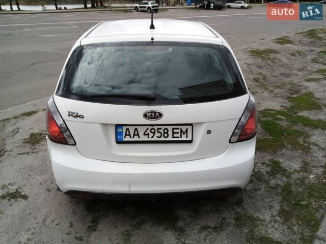 Белый Киа Рио, объемом двигателя 1.4 л и пробегом 100 тыс. км за 4100 $, фото 1 на Automoto.ua