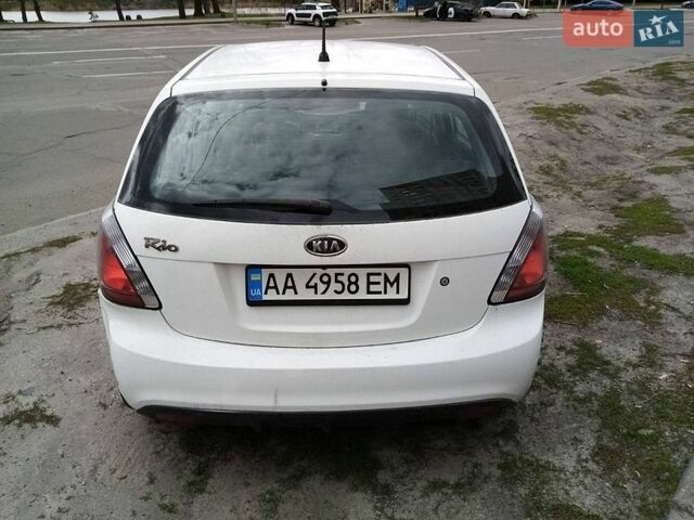 Белый Киа Рио, объемом двигателя 1.4 л и пробегом 100 тыс. км за 5500 $, фото 1 на Automoto.ua