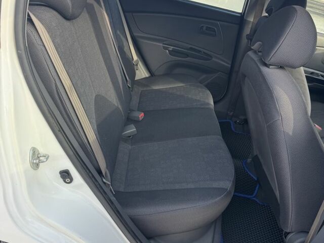 Белый Киа Рио, объемом двигателя 1.4 л и пробегом 150 тыс. км за 4900 $, фото 14 на Automoto.ua