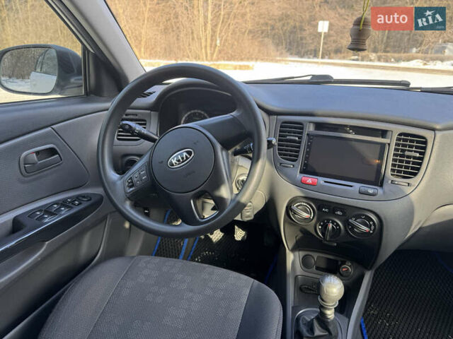 Білий Кіа Ріо, об'ємом двигуна 1.4 л та пробігом 150 тис. км за 4900 $, фото 3 на Automoto.ua
