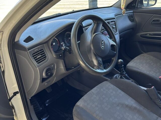 Белый Киа Рио, объемом двигателя 1.4 л и пробегом 240 тыс. км за 3999 $, фото 7 на Automoto.ua