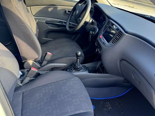 Білий Кіа Ріо, об'ємом двигуна 1.4 л та пробігом 150 тис. км за 4700 $, фото 8 на Automoto.ua