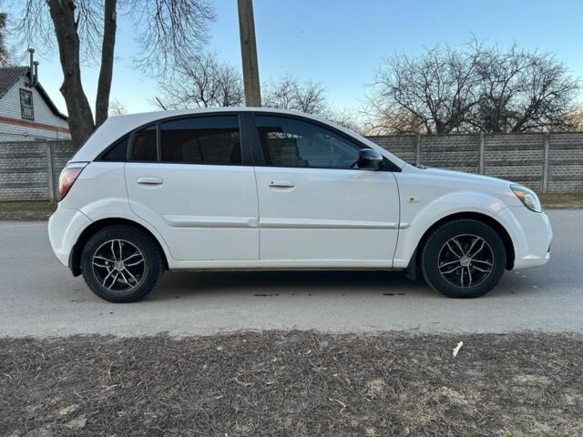 Белый Киа Рио, объемом двигателя 1.4 л и пробегом 152 тыс. км за 4500 $, фото 4 на Automoto.ua