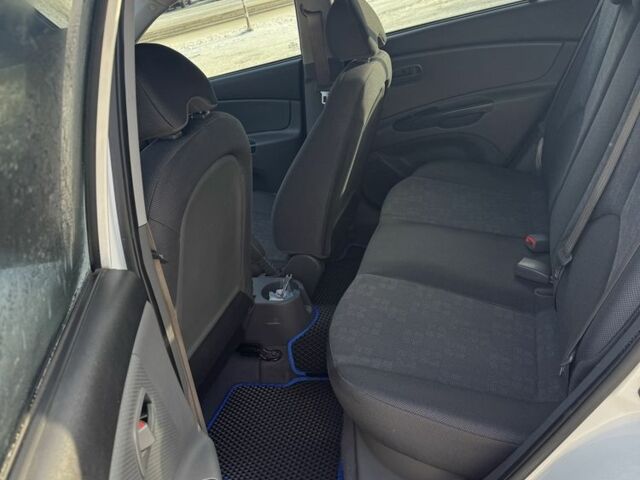 Белый Киа Рио, объемом двигателя 1.4 л и пробегом 150 тыс. км за 4900 $, фото 4 на Automoto.ua