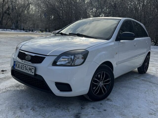 Белый Киа Рио, объемом двигателя 1.4 л и пробегом 150 тыс. км за 4900 $, фото 6 на Automoto.ua