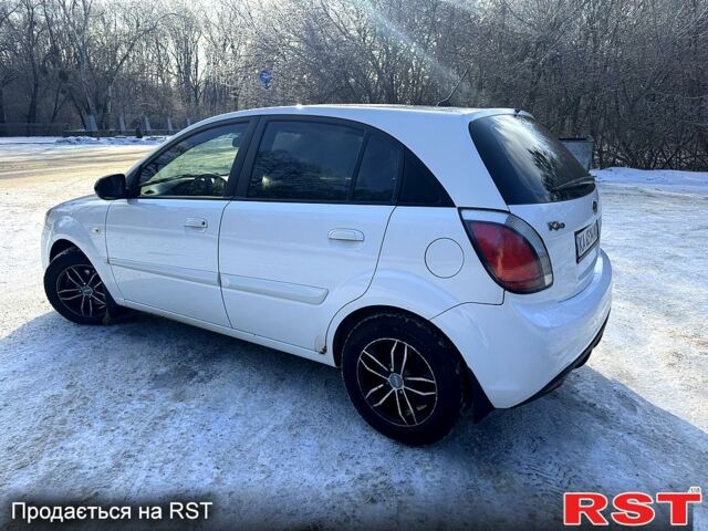 Білий Кіа Ріо, об'ємом двигуна 1.4 л та пробігом 150 тис. км за 4700 $, фото 5 на Automoto.ua