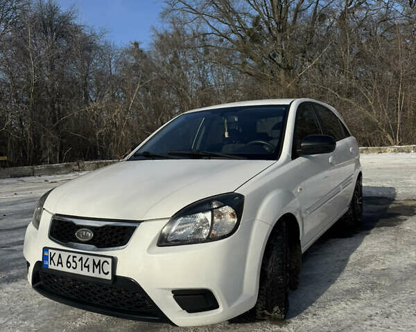 Білий Кіа Ріо, об'ємом двигуна 1.4 л та пробігом 150 тис. км за 4900 $, фото 21 на Automoto.ua