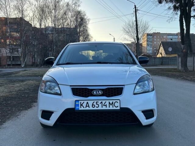 Белый Киа Рио, объемом двигателя 1.4 л и пробегом 152 тыс. км за 4500 $, фото 1 на Automoto.ua