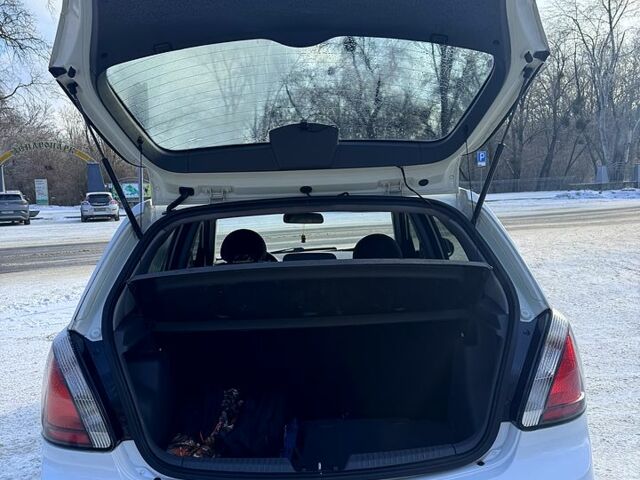 Білий Кіа Ріо, об'ємом двигуна 1.4 л та пробігом 150 тис. км за 4700 $, фото 6 на Automoto.ua