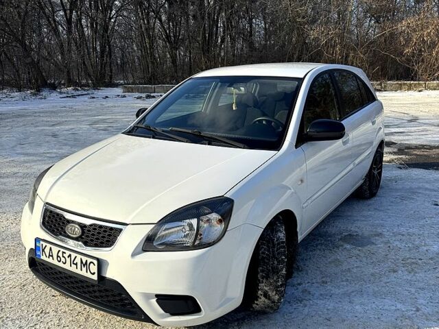 Білий Кіа Ріо, об'ємом двигуна 1.4 л та пробігом 150 тис. км за 4700 $, фото 11 на Automoto.ua