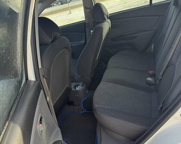 Білий Кіа Ріо, об'ємом двигуна 1.4 л та пробігом 150 тис. км за 4900 $, фото 4 на Automoto.ua