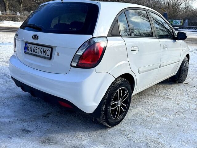 Білий Кіа Ріо, об'ємом двигуна 1.4 л та пробігом 150 тис. км за 4700 $, фото 10 на Automoto.ua
