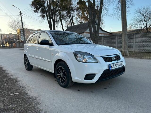 Белый Киа Рио, объемом двигателя 1.4 л и пробегом 152 тыс. км за 4500 $, фото 2 на Automoto.ua