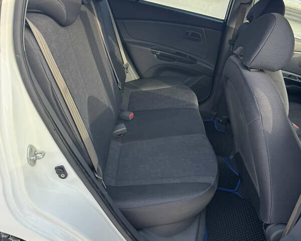 Білий Кіа Ріо, об'ємом двигуна 1.4 л та пробігом 150 тис. км за 4900 $, фото 13 на Automoto.ua