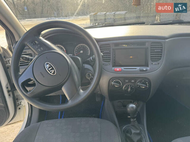 Білий Кіа Ріо, об'ємом двигуна 1.4 л та пробігом 150 тис. км за 4900 $, фото 18 на Automoto.ua
