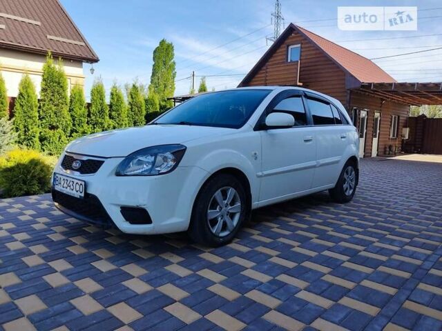 Белый Киа Рио, объемом двигателя 1.4 л и пробегом 205 тыс. км за 5400 $, фото 8 на Automoto.ua