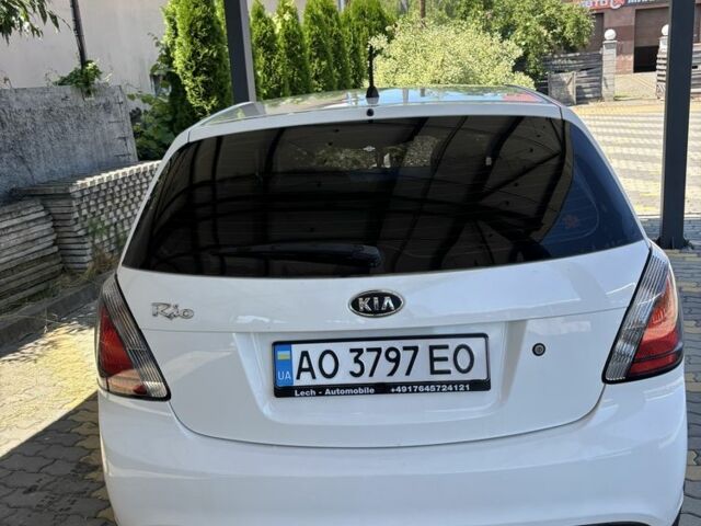 Білий Кіа Ріо, об'ємом двигуна 1.4 л та пробігом 240 тис. км за 3999 $, фото 1 на Automoto.ua