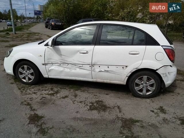Белый Киа Рио, объемом двигателя 1.4 л и пробегом 100 тыс. км за 5500 $, фото 3 на Automoto.ua