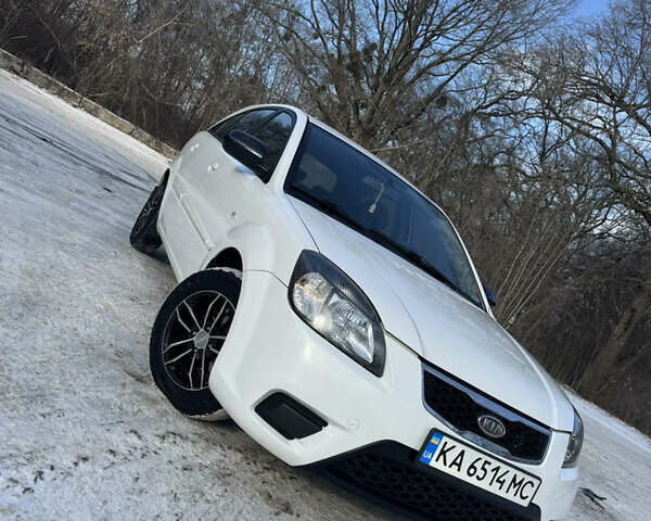 Білий Кіа Ріо, об'ємом двигуна 1.4 л та пробігом 150 тис. км за 4900 $, фото 11 на Automoto.ua