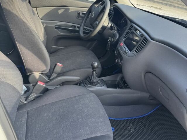 Белый Киа Рио, объемом двигателя 1.4 л и пробегом 150 тыс. км за 4900 $, фото 13 на Automoto.ua