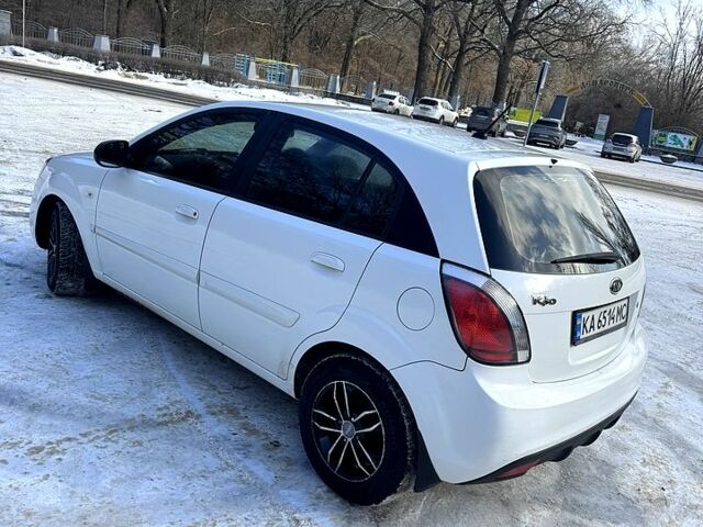 Білий Кіа Ріо, об'ємом двигуна 1.4 л та пробігом 150 тис. км за 4700 $, фото 12 на Automoto.ua