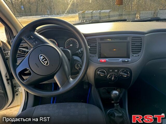 Білий Кіа Ріо, об'ємом двигуна 1.4 л та пробігом 150 тис. км за 4700 $, фото 2 на Automoto.ua