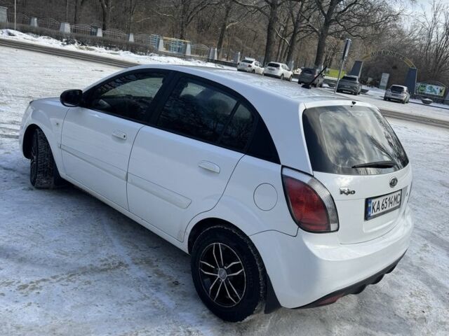 Белый Киа Рио, объемом двигателя 1.4 л и пробегом 150 тыс. км за 4900 $, фото 7 на Automoto.ua