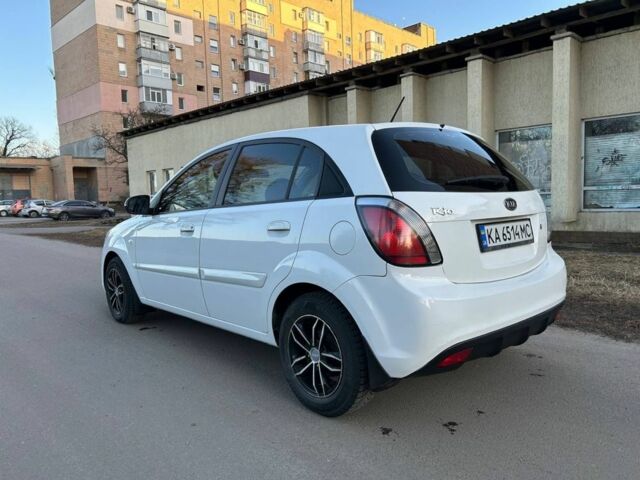 Белый Киа Рио, объемом двигателя 1.4 л и пробегом 152 тыс. км за 4500 $, фото 5 на Automoto.ua
