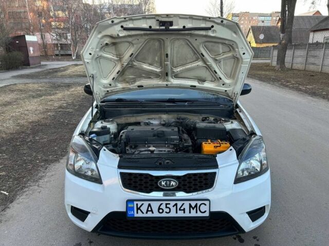 Белый Киа Рио, объемом двигателя 1.4 л и пробегом 152 тыс. км за 4500 $, фото 13 на Automoto.ua