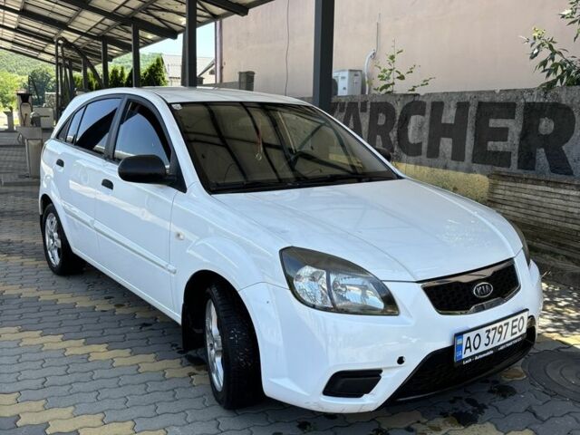 Білий Кіа Ріо, об'ємом двигуна 1.4 л та пробігом 240 тис. км за 3999 $, фото 4 на Automoto.ua