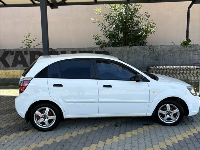 Белый Киа Рио, объемом двигателя 1.4 л и пробегом 240 тыс. км за 3999 $, фото 2 на Automoto.ua