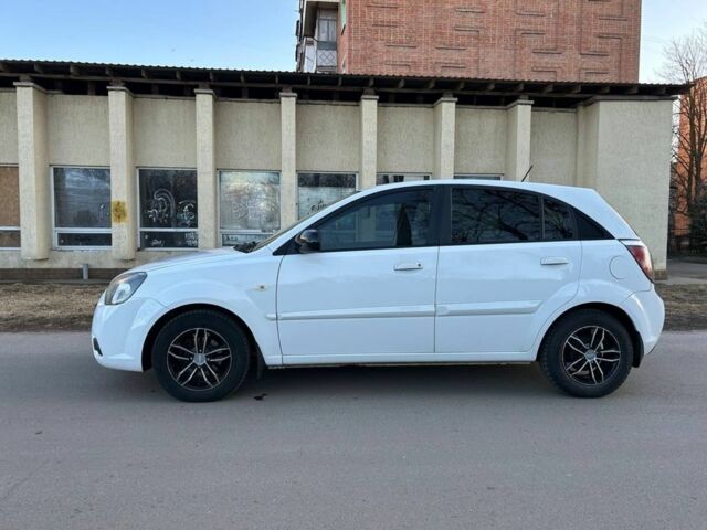 Белый Киа Рио, объемом двигателя 1.4 л и пробегом 152 тыс. км за 4500 $, фото 7 на Automoto.ua