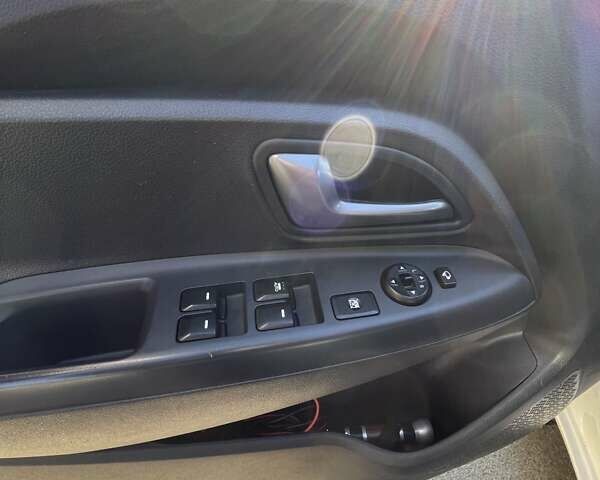 Белый Киа Рио, объемом двигателя 1.12 л и пробегом 203 тыс. км за 6300 $, фото 12 на Automoto.ua