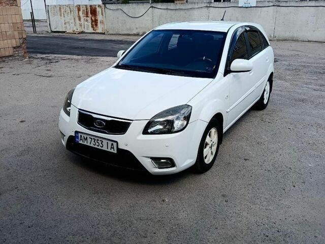 Белый Киа Рио, объемом двигателя 1.4 л и пробегом 141 тыс. км за 6200 $, фото 5 на Automoto.ua