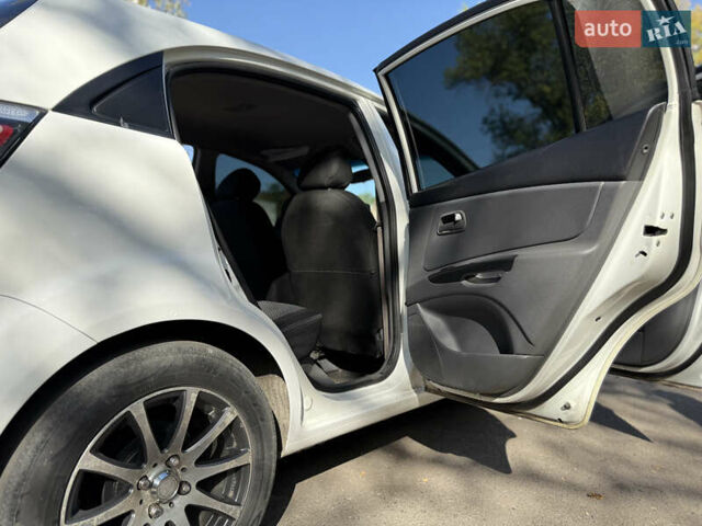 Белый Киа Рио, объемом двигателя 1.4 л и пробегом 199 тыс. км за 5700 $, фото 4 на Automoto.ua