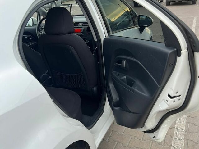 Белый Киа Рио, объемом двигателя 1.1 л и пробегом 215 тыс. км за 5650 $, фото 9 на Automoto.ua