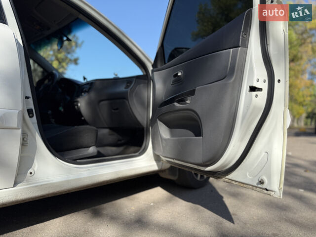 Білий Кіа Ріо, об'ємом двигуна 1.4 л та пробігом 199 тис. км за 5100 $, фото 9 на Automoto.ua