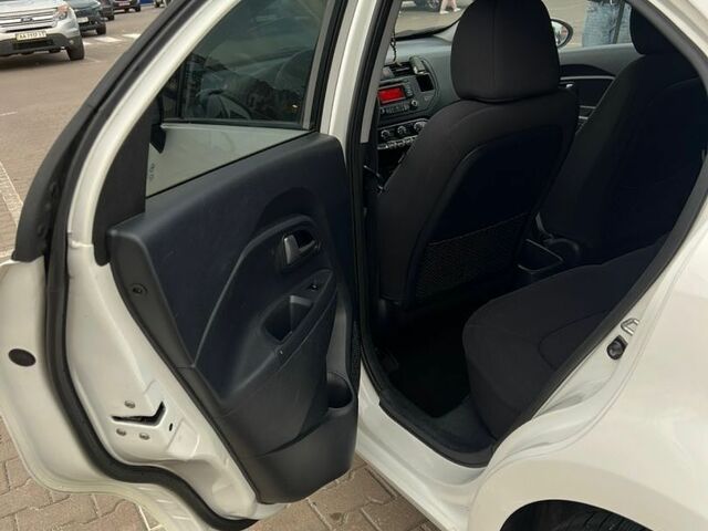 Белый Киа Рио, объемом двигателя 1.1 л и пробегом 215 тыс. км за 5650 $, фото 5 на Automoto.ua