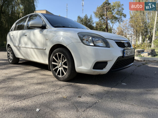 Белый Киа Рио, объемом двигателя 1.4 л и пробегом 199 тыс. км за 5100 $, фото 8 на Automoto.ua