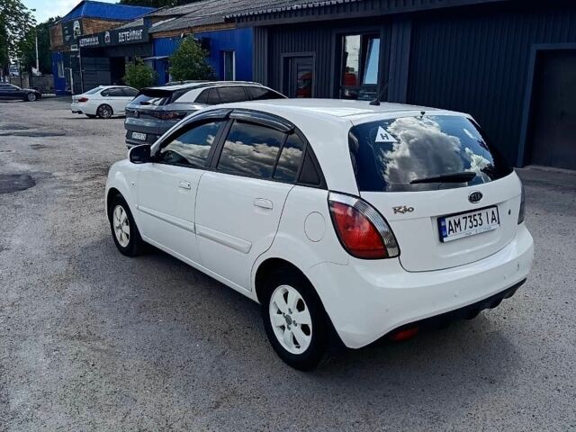 Белый Киа Рио, объемом двигателя 1.4 л и пробегом 141 тыс. км за 6200 $, фото 2 на Automoto.ua