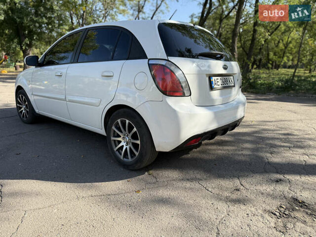 Белый Киа Рио, объемом двигателя 1.4 л и пробегом 199 тыс. км за 5700 $, фото 3 на Automoto.ua