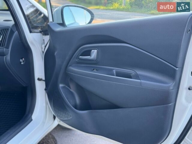 Білий Кіа Ріо, об'ємом двигуна 1.25 л та пробігом 128 тис. км за 6500 $, фото 12 на Automoto.ua