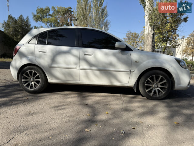 Белый Киа Рио, объемом двигателя 1.4 л и пробегом 199 тыс. км за 5100 $, фото 1 на Automoto.ua