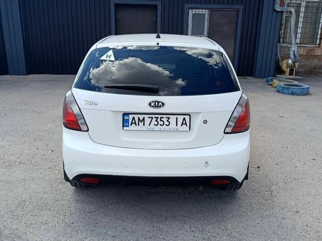 Белый Киа Рио, объемом двигателя 1.4 л и пробегом 141 тыс. км за 6200 $, фото 4 на Automoto.ua